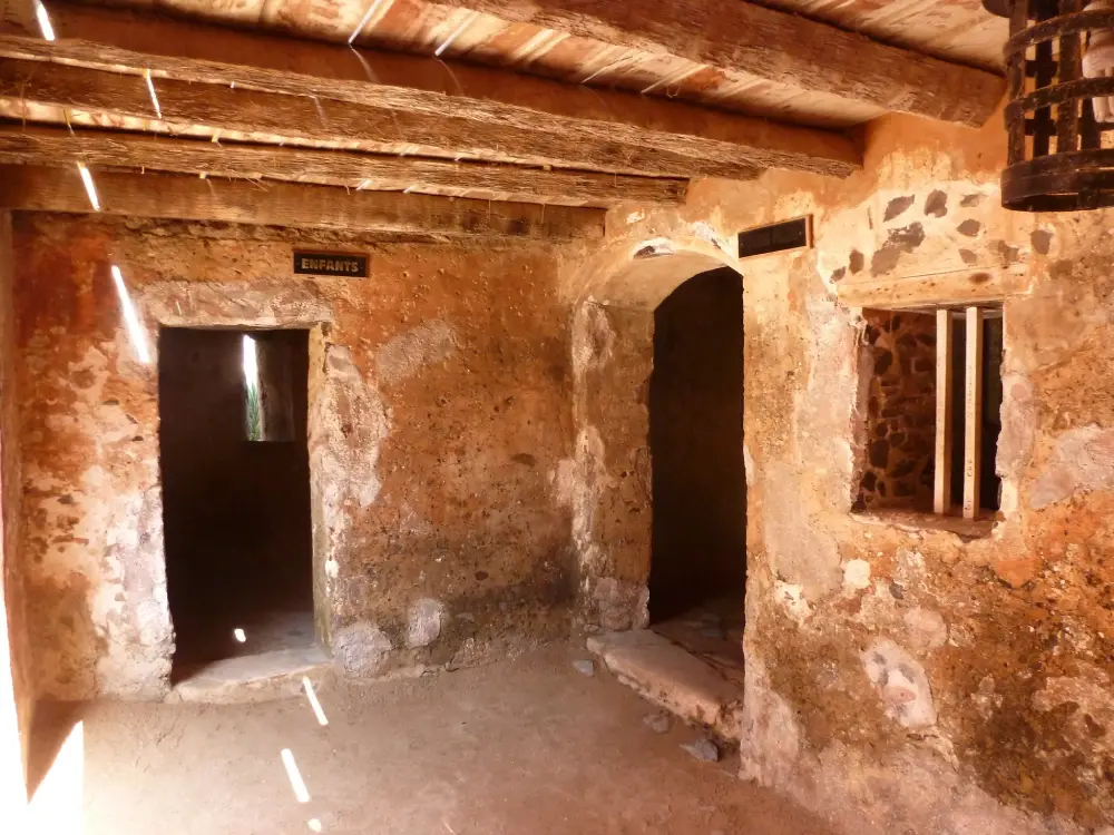 Cellules d'enfermement des esclaves, à la maison des esclaves, sur l'île de Gorée