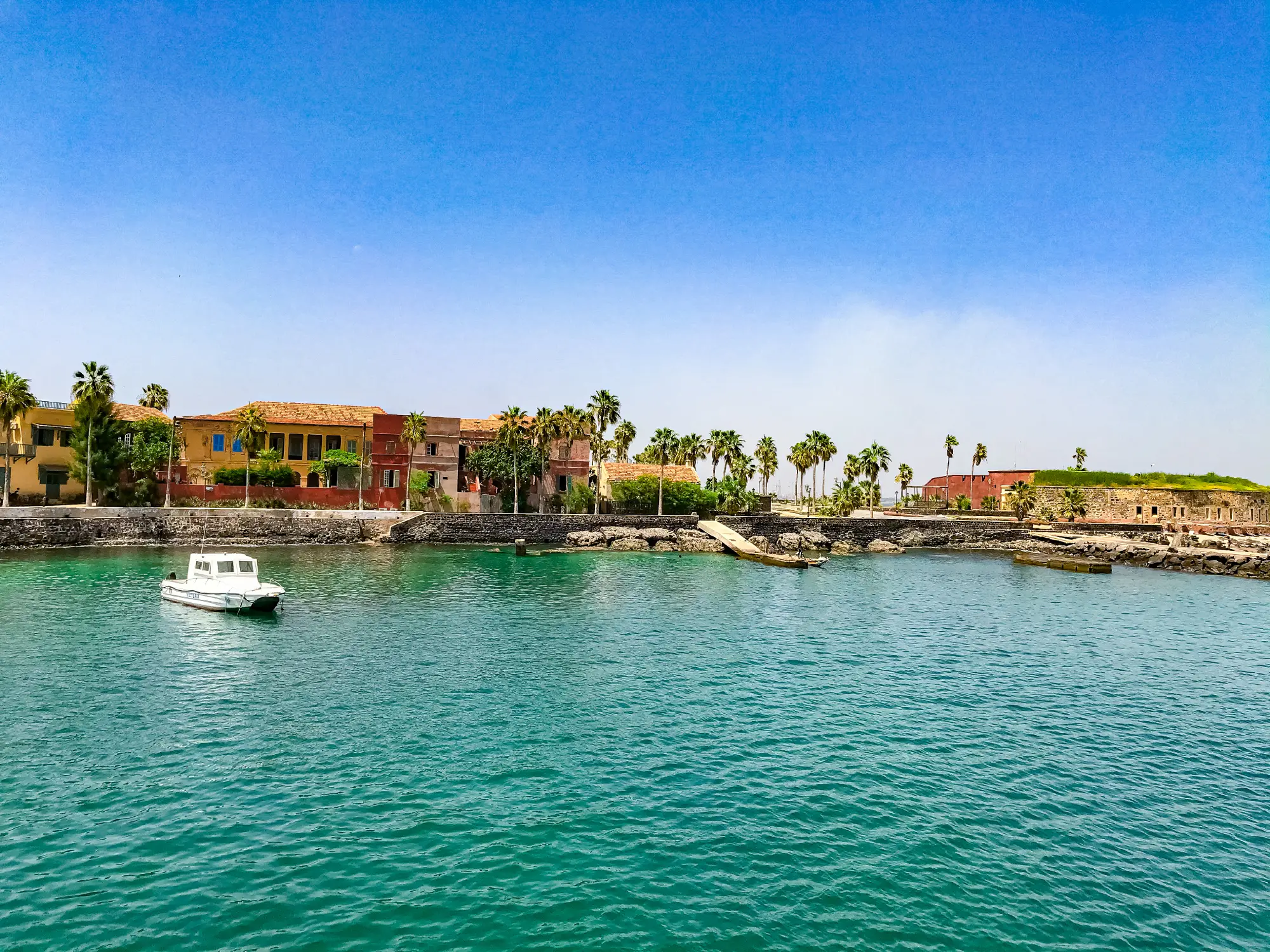 Ile de Gorée  Gorée avec ses eaux turquoises, l'île aux esclaves