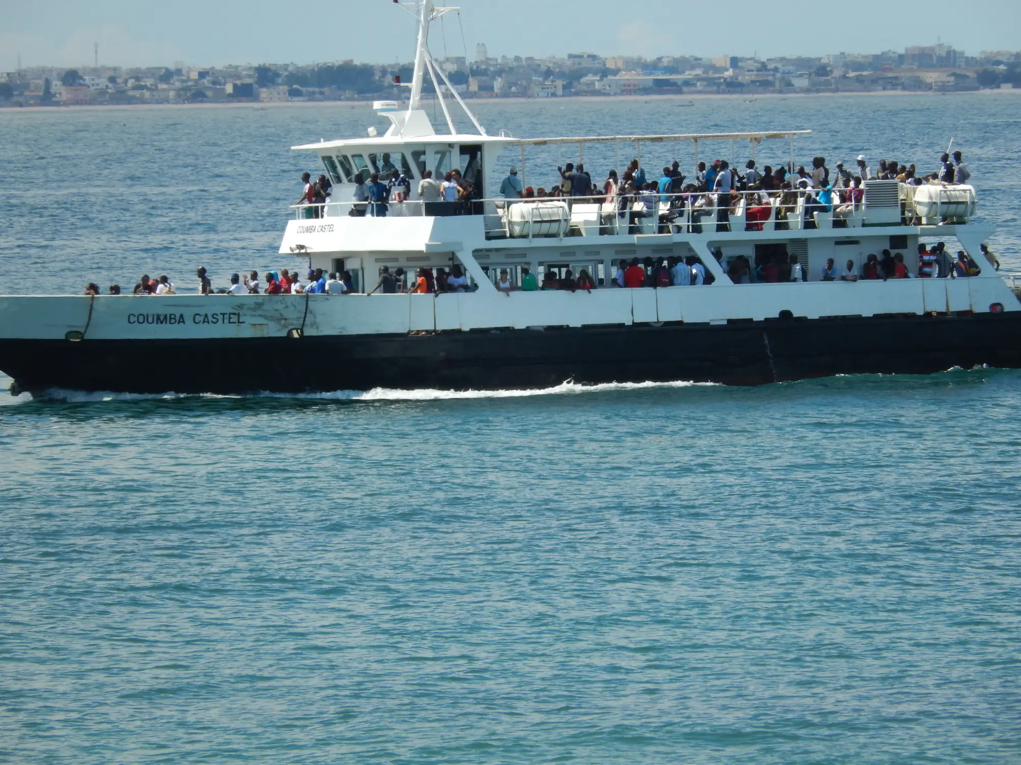 Une agreable traversée en chaloupe pour l'ile de gorée